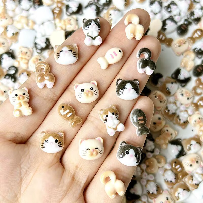 20 pièces dessin animé mignon chat tête fesses Nail Art breloques peinture lumineuse petit poisson