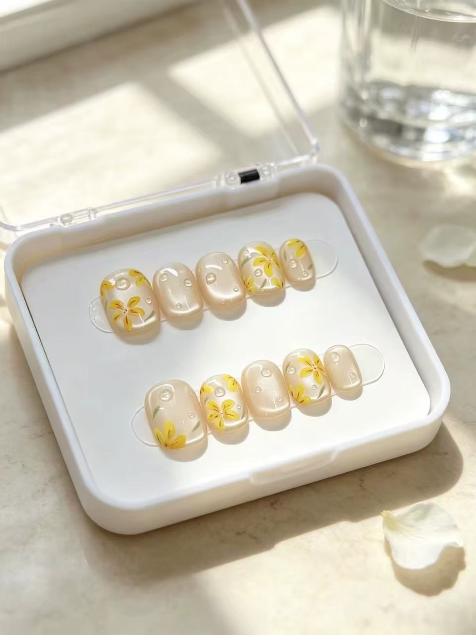 Ensemble de 10 faux ongles jaunes effet œil de chat nacré