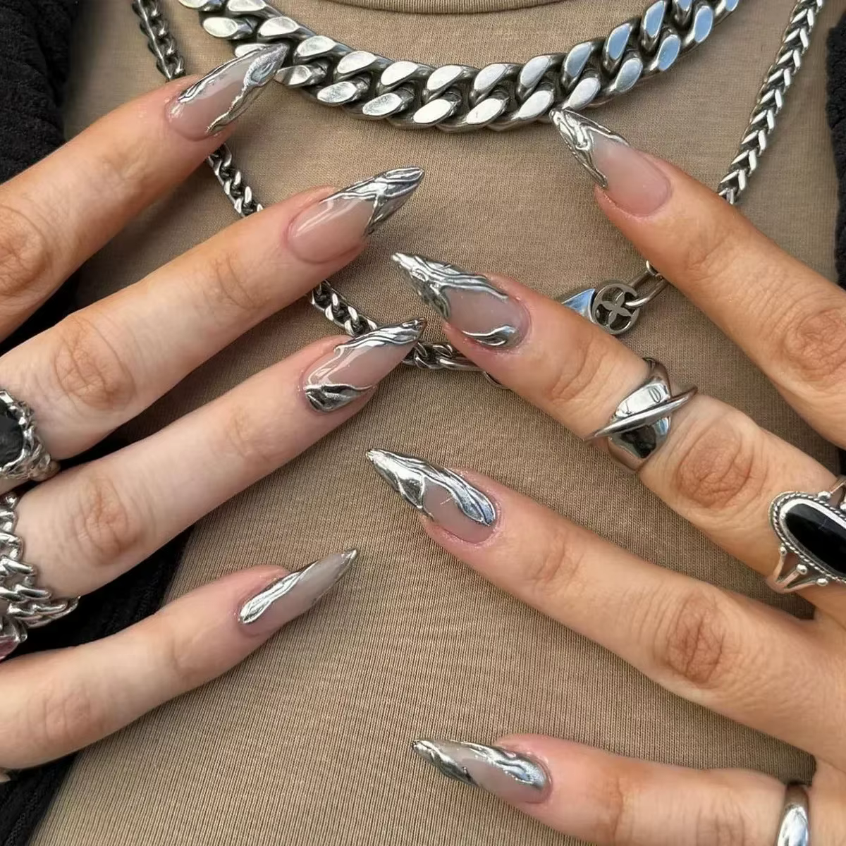 24 faux ongles en amande à la française