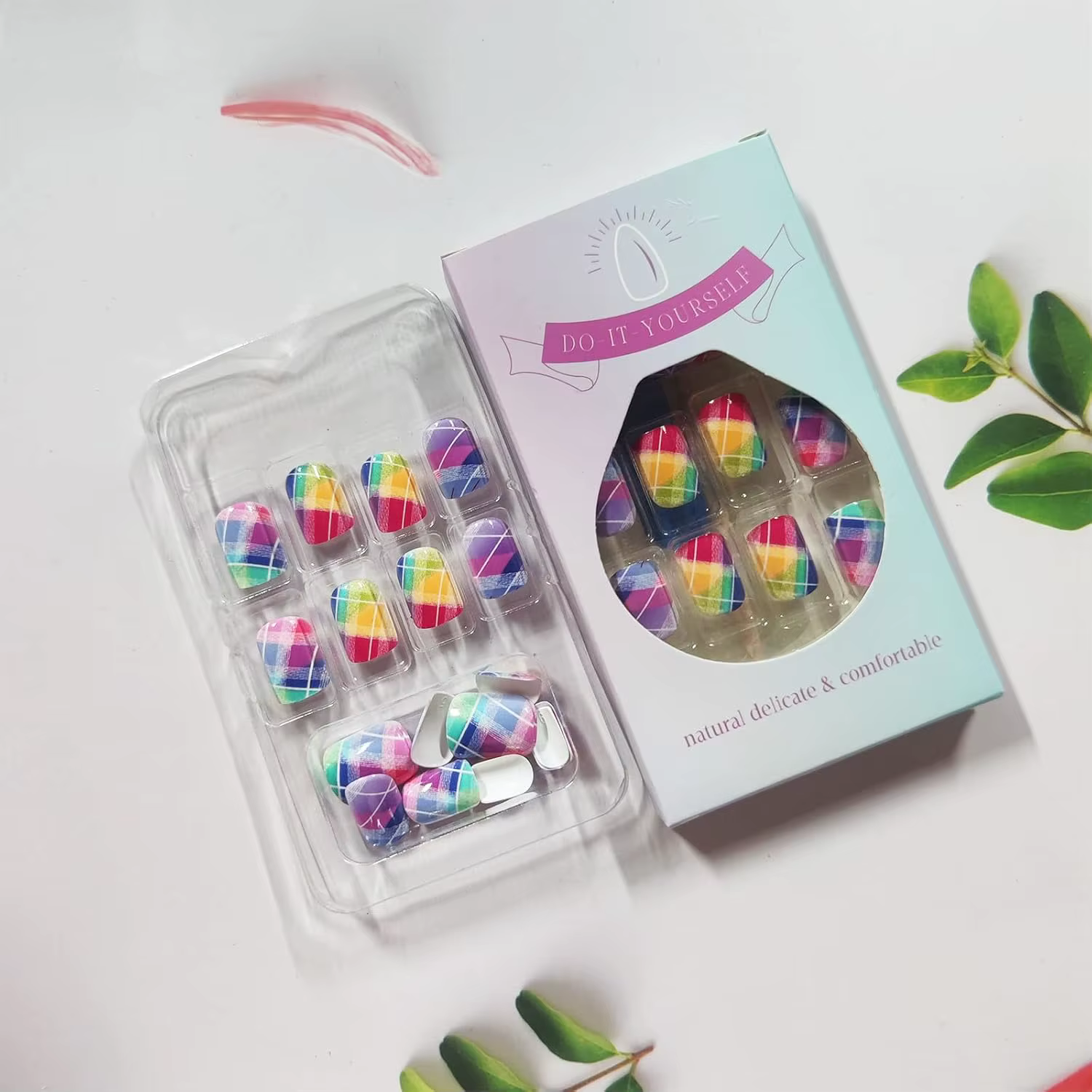 Faux ongles carrés courts arc-en-ciel brillants à carreaux