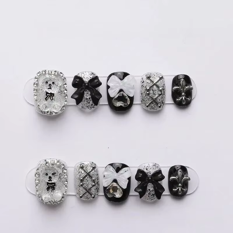 10 pièces d'ongles à pression ours et nœud faits à la main-ongles courts carrés brillants avec des motifs d'ours de dessin animé mignons pour femmes/filles
