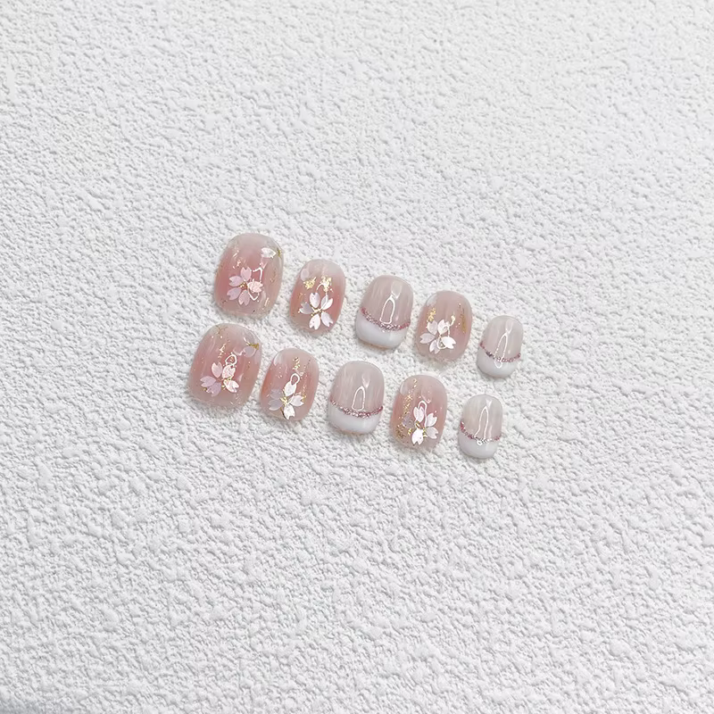 Faux ongles faits à la main
