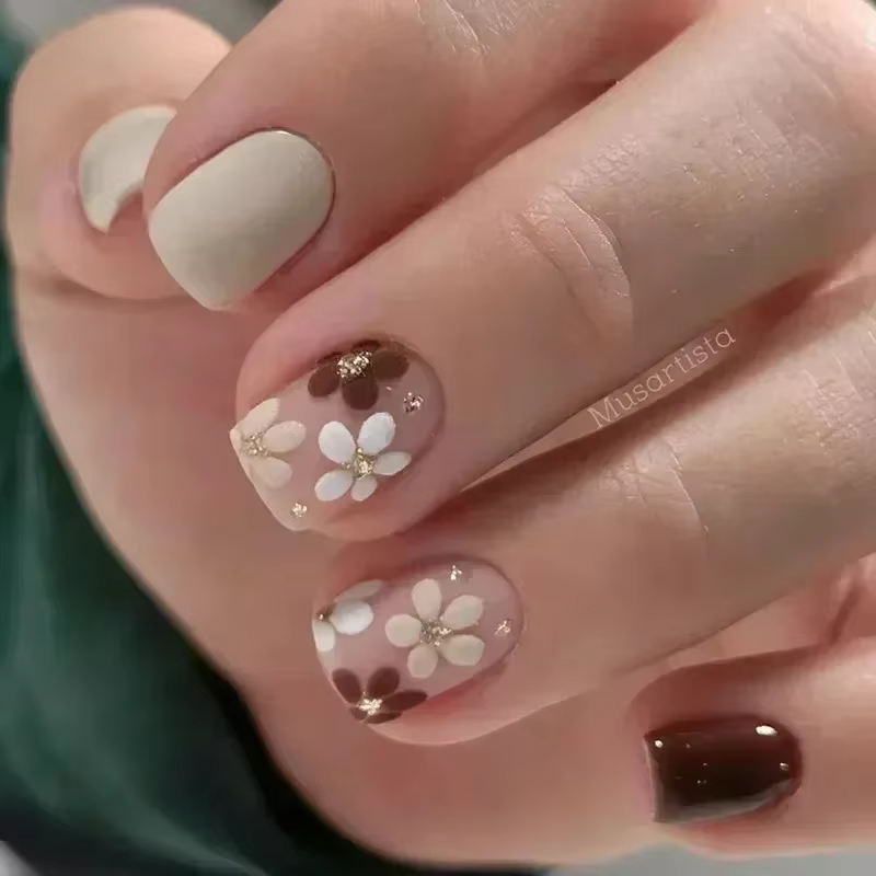 Faux ongles carrés courts en forme de fleur ambre