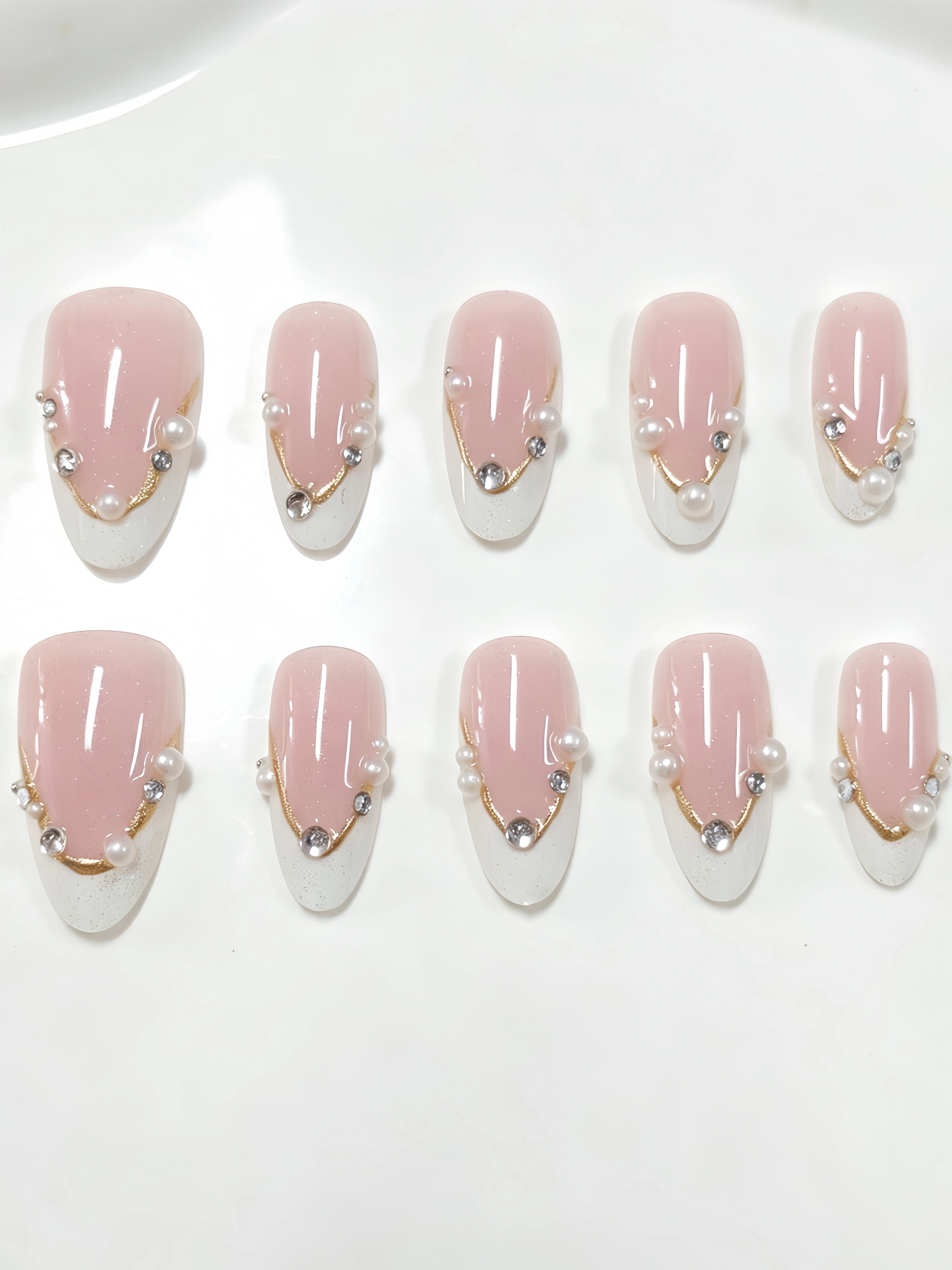 10 ongles courts en forme d'amande