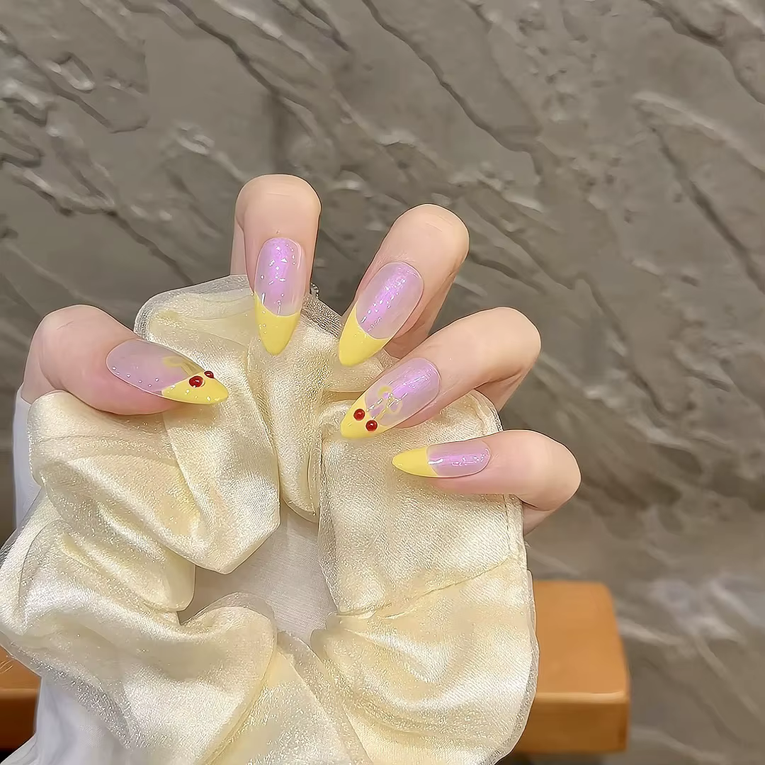 Presse à la main sur les ongles ours mignon faux