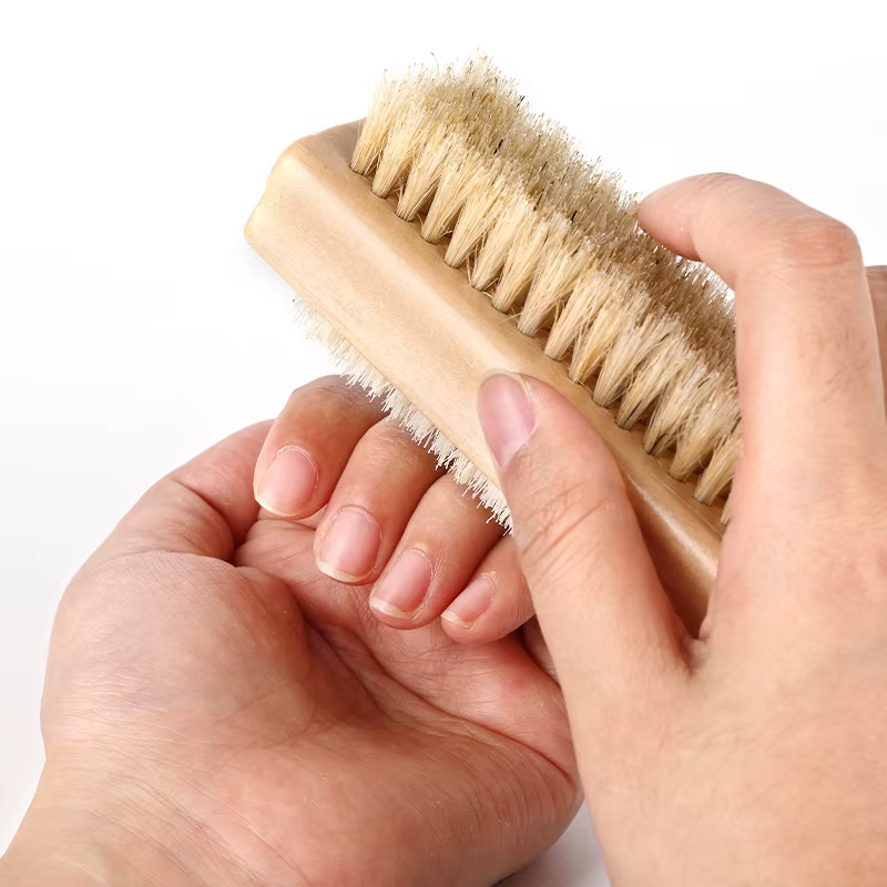 Brosse à ongles double face avec manche en bois
